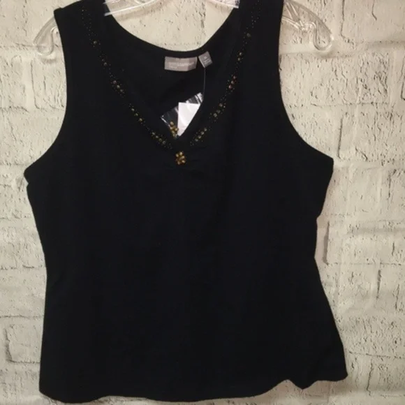 Croft and barrow black V-neck sleeveless top. - Picture 2 of 5